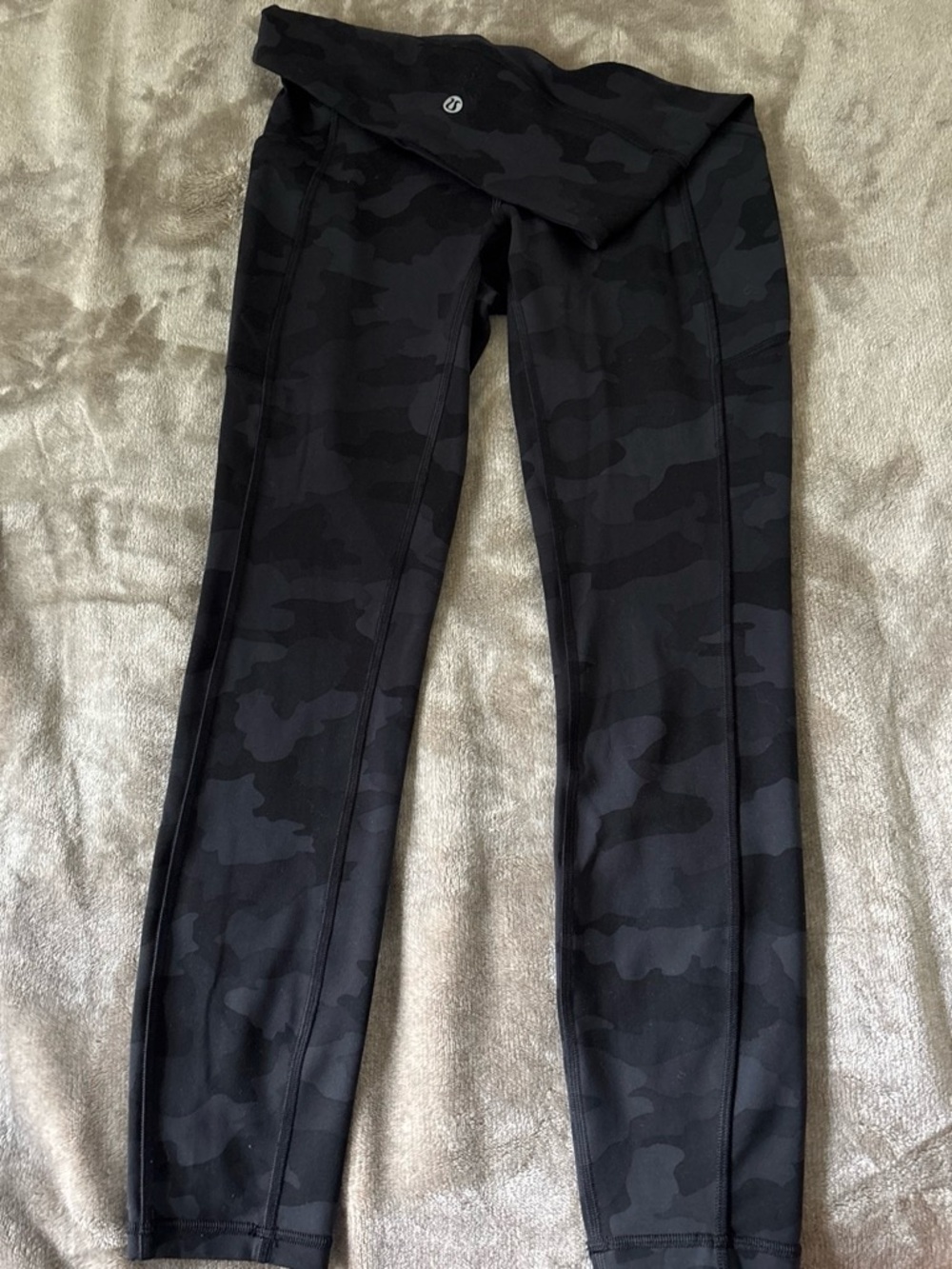 lululemon athletica women’s Black Camo Leggings size 4 never used